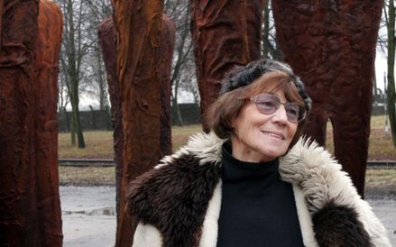 Magdalena Abakanowicz na tle kompozycji rzeźb "Agora" - 2005 rok