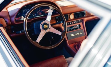 Wnętrze jest luksusowe i dobrze wyposażone. Charakterystyczny element to elegancki zegar na desce ro