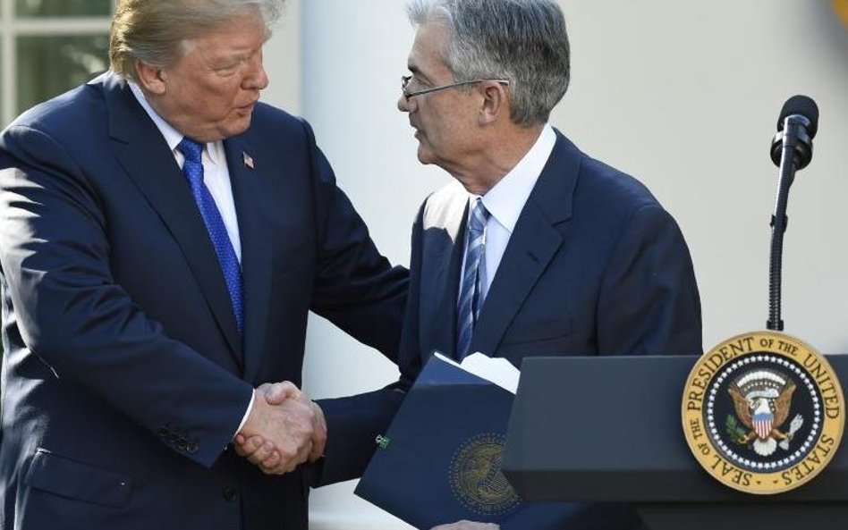 Amerykański prezydent Donald Trump wojuje i straszy. Szef Fedu Jerome Powell stara się ratować i usp