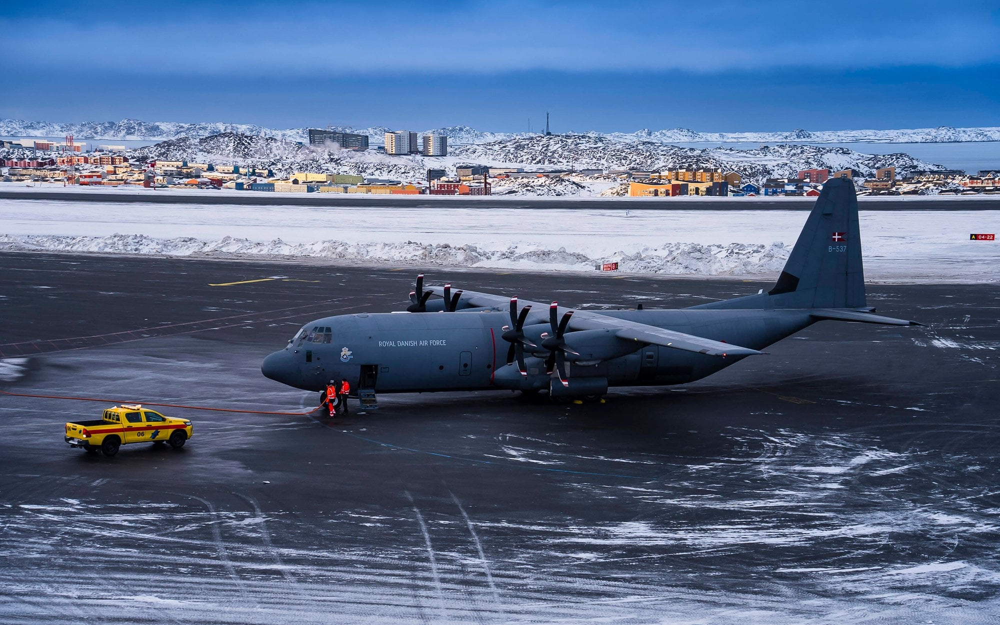 Duńczycy byli gotowi wysadzić pasy na lotnisku w Nuuk. Poważnie obawiali się ataku