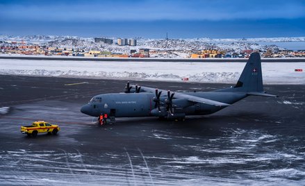 Wojskowy samolot Hercules należący do duńskiego Ministerstwa Obrony na lotnisku w Nuuk na Grenlandii