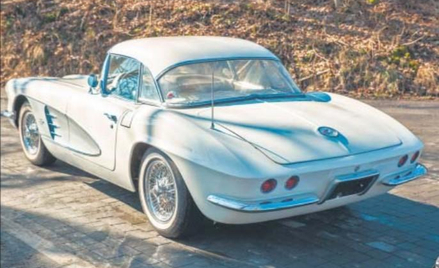 Rzadki egzemplarz z końca produkcji pierwszej generacji ma tył stylizowany jak model Corvette C2.