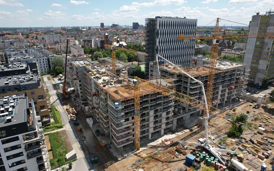 Rynek mieszkaniowy stygnie? Na pewno nie po stronie podaży. Deweloperzy dalej budują dużo.