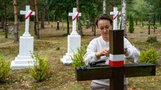 Przygotowania do pogrzebu 55 ofiar rzezi wołyńskiej na terenie dawnej polskiej wsi Ostrówki