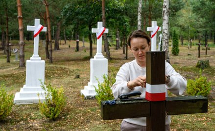 Przygotowania do pogrzebu 55 ofiar rzezi wołyńskiej na terenie dawnej polskiej wsi Ostrówki