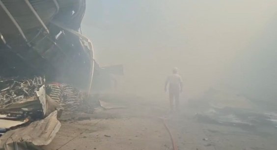 Ratownicy przy budynku w Borudżerd, uszkodzonym przez Izrael w ataku na Iran