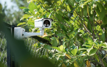 Kamera monitoringu może zerkać na posesję sąsiada - wyrok Sądu Najwyższego