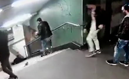 Berlin: Skopał kobietę ze schodów, szuka go policja