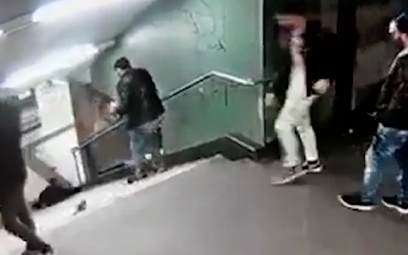Berlin: Skopał kobietę ze schodów, szuka go policja