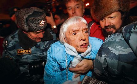 Ludmiła Aleksiejewa, nestorka obrońców praw człowieka, nie boi się oddziałów specjalnych policji. Cz