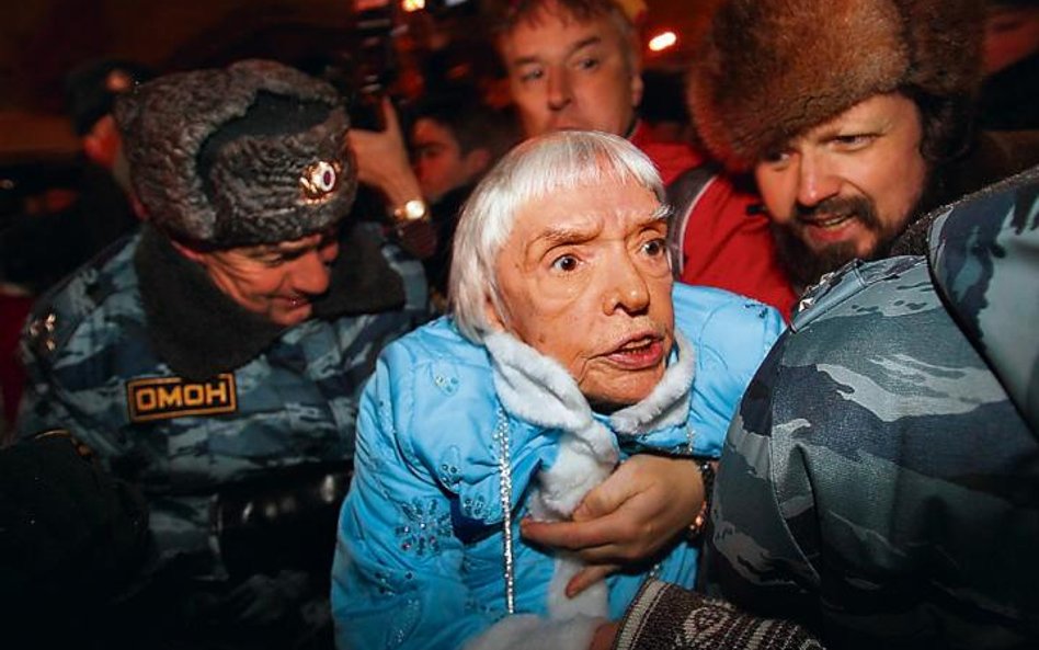 Ludmiła Aleksiejewa, nestorka obrońców praw człowieka, nie boi się oddziałów specjalnych policji. Cz