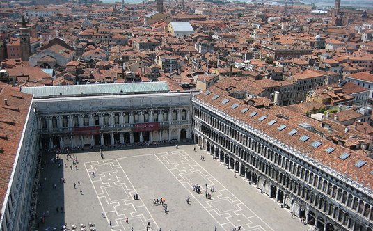 Po prawej: budynek Prokuracji Starej, której renowacja według projektu biura Davida Chipperfielda, d