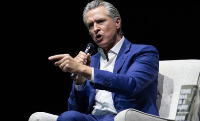 Koniec zarabiania na poufnych danych. Kalifornia wprowadza twardy zakaz. Gavin Newsom, gubernator Ka