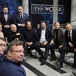 Prezes PiS Jarosław Kaczyński,  prezes zarządu TVP Mateusz Matyszkowicz i politycy PiS w budynku TVP