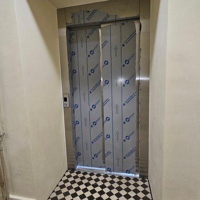 Winda na Strzeleckiej 42 jeszcze osłonięta ochronną folią