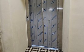 Winda na Strzeleckiej 42 jeszcze osłonięta ochronną folią