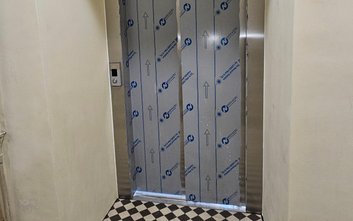 Winda na Strzeleckiej 42 jeszcze osłonięta ochronną folią