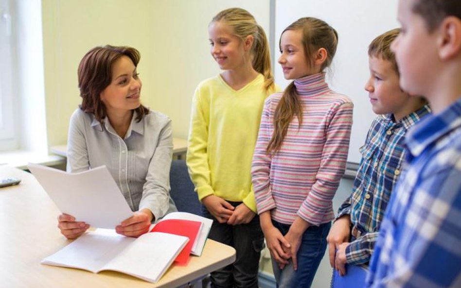 Jeden opiekun w klasie najmłodszych dzieci to często za mało