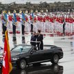 Prezydent Yoon Suk Yeol przejeżdża przed wojskami, które mają wziąć udział w paradzie