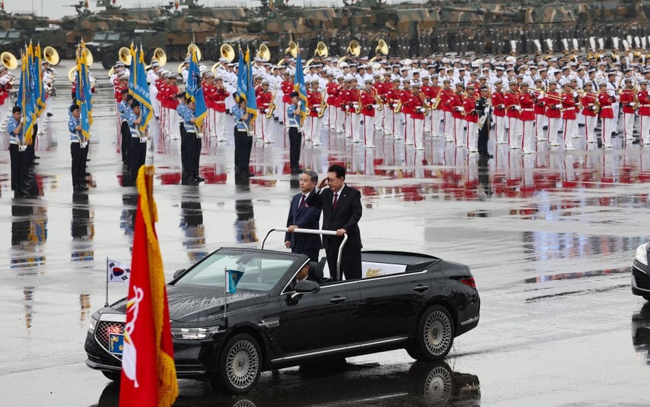 Prezydent Yoon Suk Yeol przejeżdża przed wojskami, które mają wziąć udział w paradzie