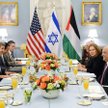 John Kerry (z lewej) podejmuje iftarem negocjatorów: Izraelkę Cipi Liwni i Palestyńczyka Saeba Ereka