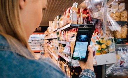 Startup PayEye jako pierwszy na świecie wdrożył biometryczny system płatniczy, w którym portfel zast
