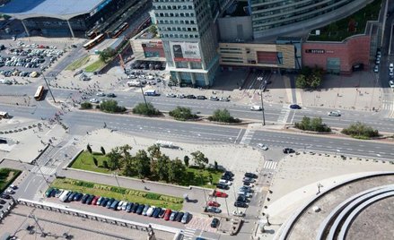 Kontrowersje wokół zwrotu działki na ul. Chmielnej w Warszawie spowodowały, że powrócił nierozwiązan