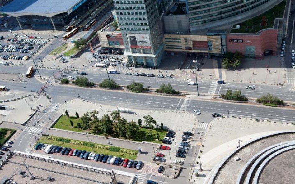 Kontrowersje wokół zwrotu działki na ul. Chmielnej w Warszawie spowodowały, że powrócił nierozwiązan