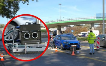 Stanowisko pomiarowe jest oznakowane słupkami i tablicą z napisem „zdalne pomiary emisji spalin”