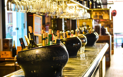 Sommelier to osoba, która ma pomagać gościom restauracji w wyborze win do posiłku.