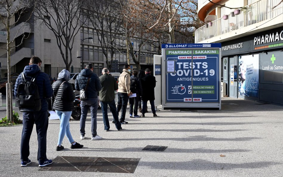 Kolejka do punktu testowania na COVID-19 w Marsylii