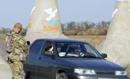 Posterunek ukraińskiej armii w pobliżu Mariupola. Na słupie napis „Wojnie – nie”