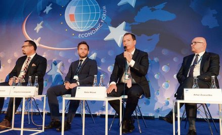 Jak podczas dyskusji podkreślał Zbigniew Leszczyński, członek zarządu PKN Orlen (drugi od lewej), je