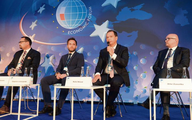 Jak podczas dyskusji podkreślał Zbigniew Leszczyński, członek zarządu PKN Orlen (drugi od lewej), je