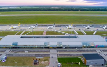 Zwiększona zostanie liczba stanowisk postojowych dla samolotów o cztery nowe miejsca, co pozwoli na 