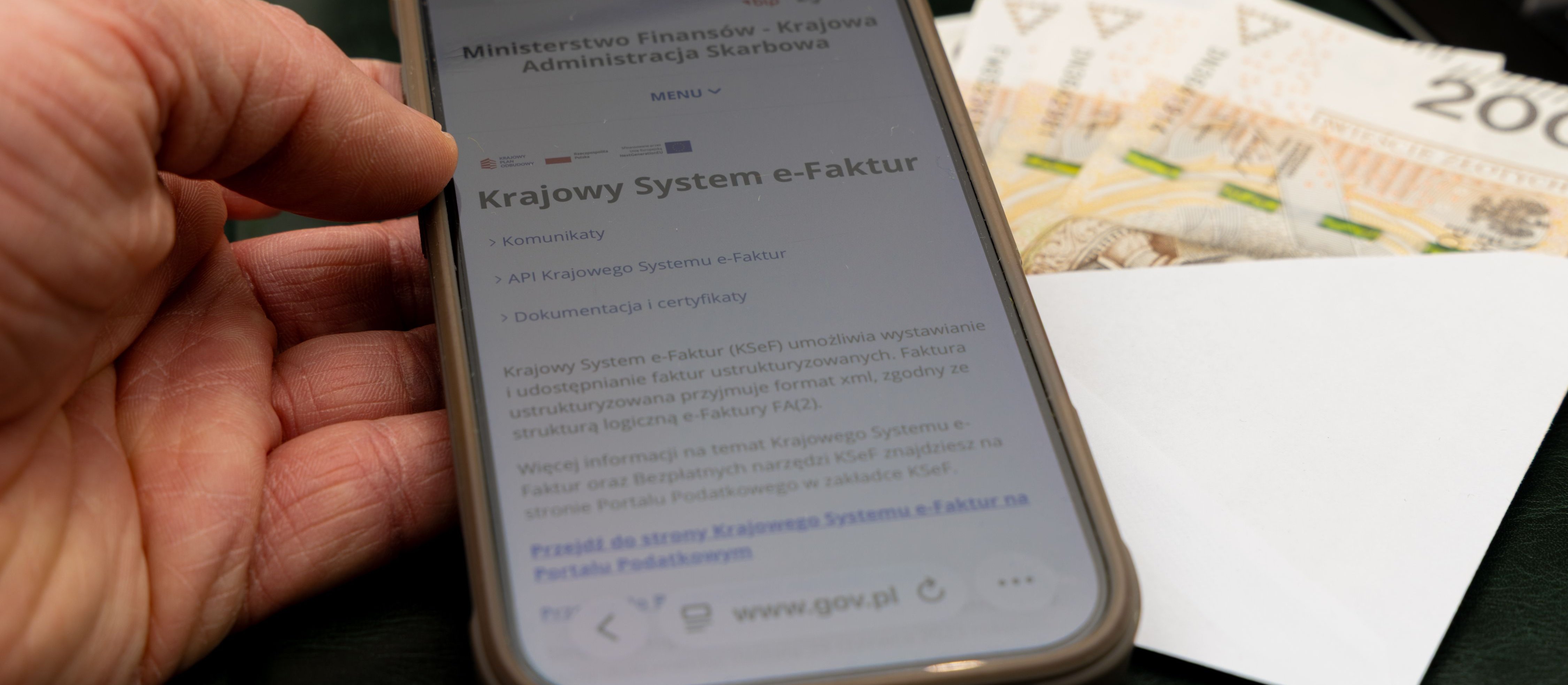 Niezbędnik przedsiębiorcy: KSeF z problemami * rejestracja auta bez faktury * co z papierowymi fakturami * korekta deklaracji i kara * składki za zagranicznego studenta * nowy rodzaj dyskryminacji