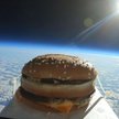 Dziwne pomysły youtuberów: Brytyjczyk wysłał hamburgera w stratosferę