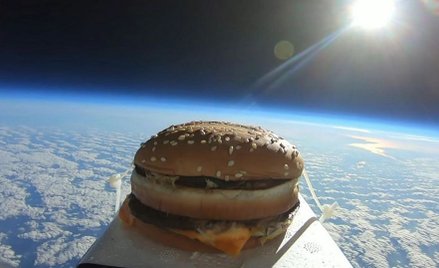 Dziwne pomysły youtuberów: Brytyjczyk wysłał hamburgera w stratosferę
