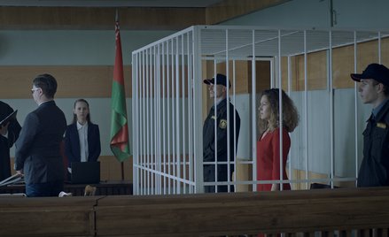 Kadr z filmu „Pod szarym niebem”
