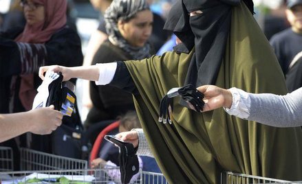 Prawica i lewica przeciw burkom