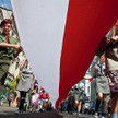 Ma 123 metry (na pamiątkę 123 lat zaborów), waży ponad 30 kilogramów i musi ją dźwigać ponad sto osó