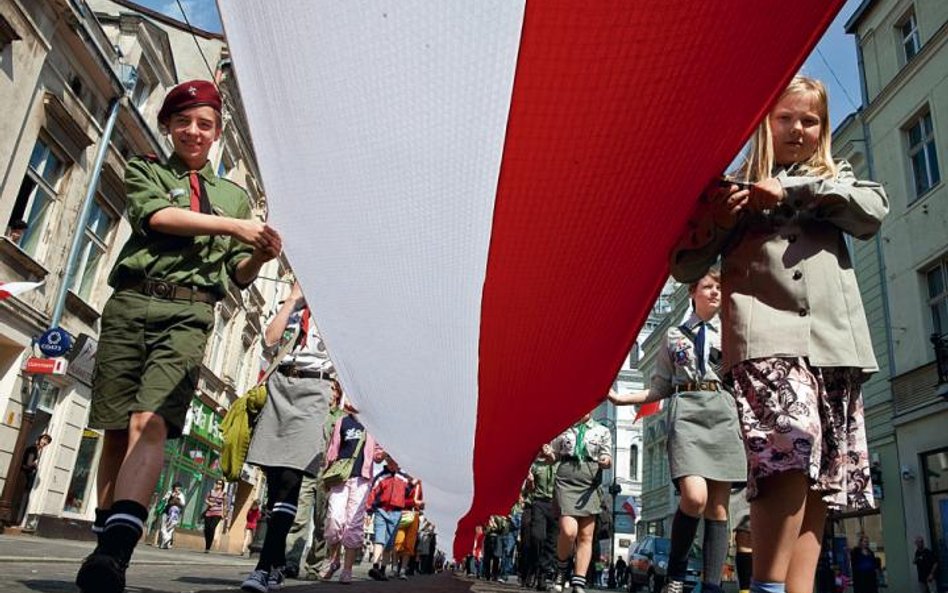 Ma 123 metry (na pamiątkę 123 lat zaborów), waży ponad 30 kilogramów i musi ją dźwigać ponad sto osó