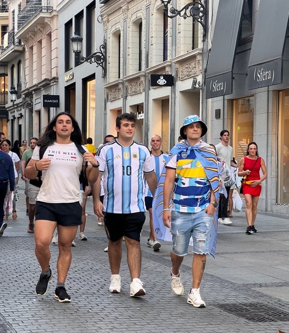 Kibice w barwach Argentyny na ulicach Madrytu
