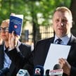 Wiceprezes PiS Przemysław Czarnek (P) oraz posłanka PiS Agnieszka Górska (L) podczas konferencji pra