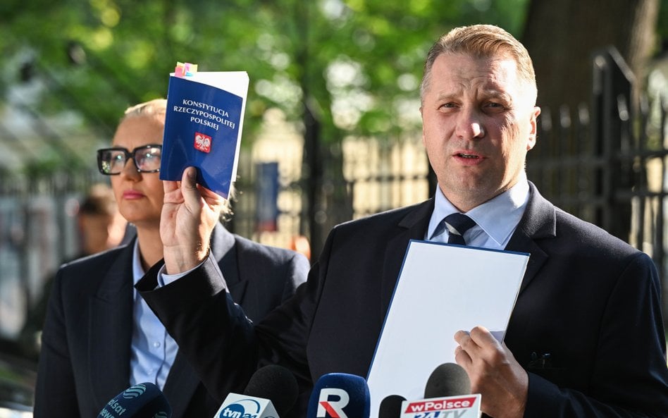 Wiceprezes PiS Przemysław Czarnek (P) oraz posłanka PiS Agnieszka Górska (L) podczas konferencji pra
