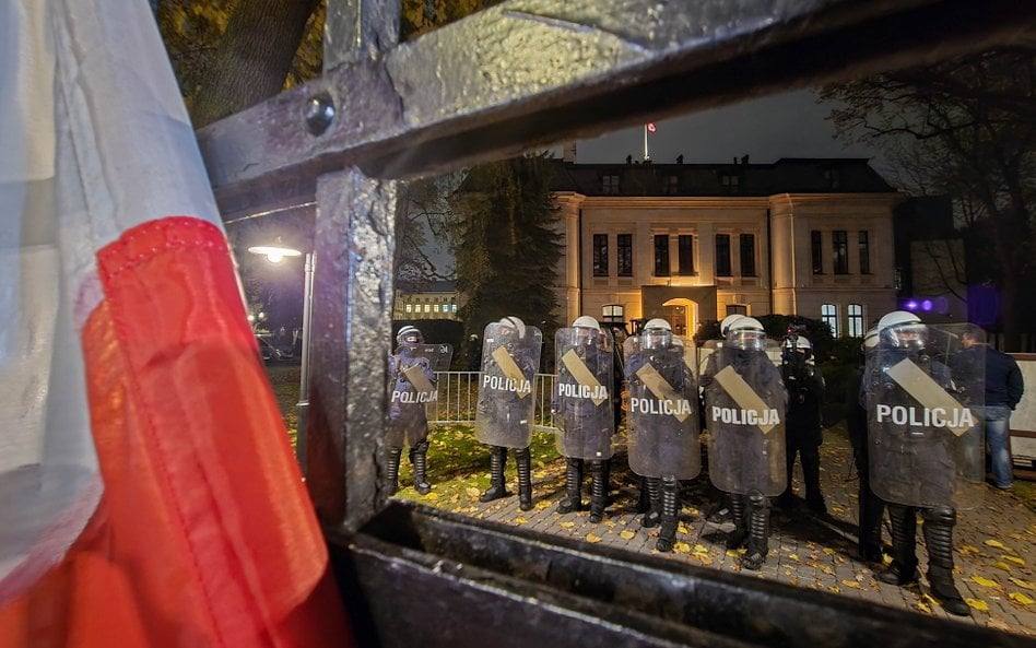 Co dzieje się w Trybunale Konstytucyjnym? Policja i zawieszenie Święczkowskiego