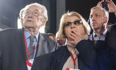 Wieczór wyborczy prezydenta. W kadrze Andrzej Wajda z żoną Krystyną Zachwatowicz. Właśnie podano wyn