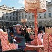 Meble ze sklejki na dziedzińcu galerii Somerset House, podczas londyńskiego festiwalu