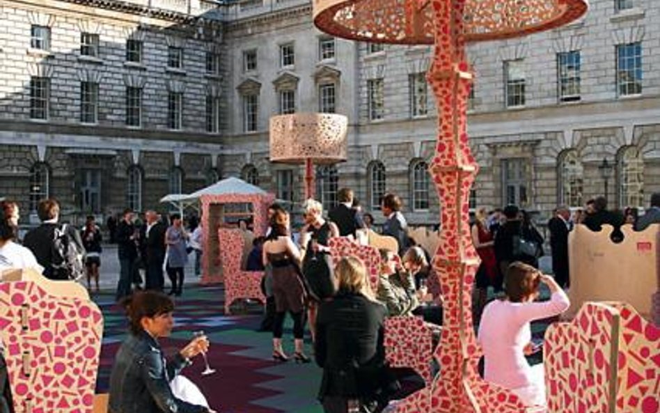 Meble ze sklejki na dziedzińcu galerii Somerset House, podczas londyńskiego festiwalu