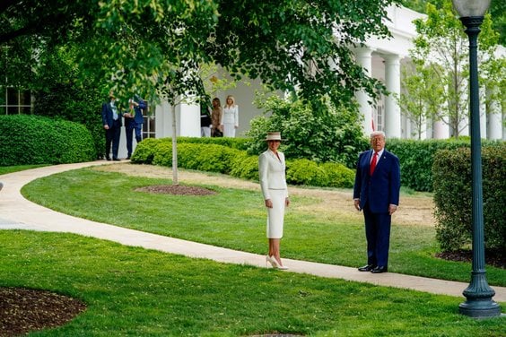 Prezydent USA Donald Trump i jego żona Melania Trump przed Białym Domem